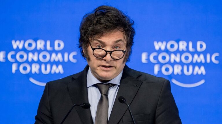 Milei frenó la compra de Telefónica por Clarín