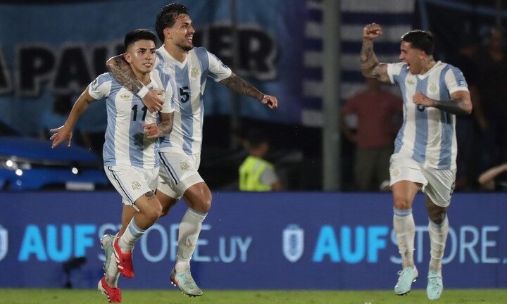 Acá está el campeón (Mundial): sin Messi y con un golazo de Almada, Argentina le ganó a Uruguay y quedó a un empate de la Copa del Mundo