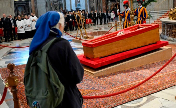Genevieve Jeanningros, sobrina de la monja francesa Leonie Duquet, salteó el protocolo para despedir a Francisco