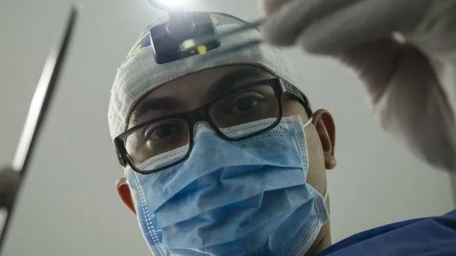 Ir al odontólogo dejó de ser una tortura gracias a un brillante invento argentino: qué es y de qué trata el producto que podría eliminar las caries sin dolor