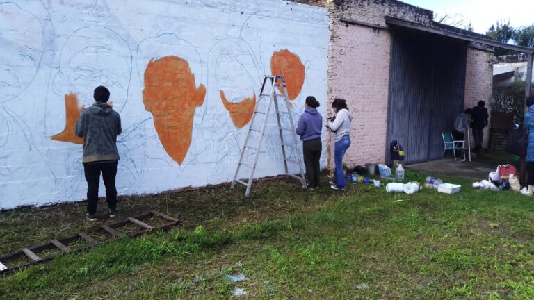 Danilo, Gonzalo, Anibal, Camila. Presente !Repintar el mural es un acto de memoria ….
