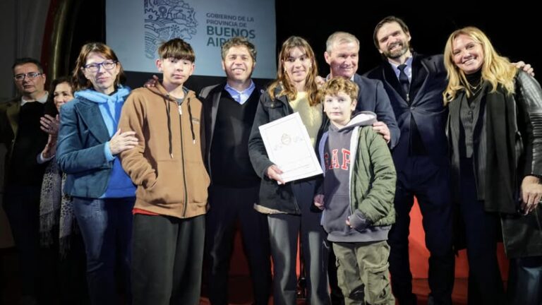 Entrega de títulos de propiedad y patrulleros