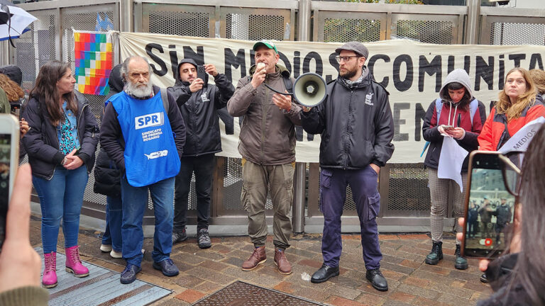 Asamblea de medios visibilizando la crisis del sector