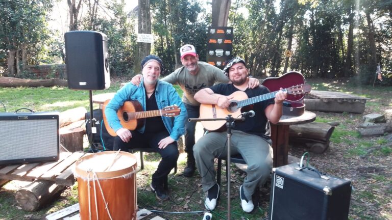 Un poco de folklore entre motoqueros en La Frontera